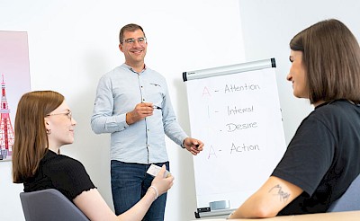 Mitarbeitende von Tokuyama Dental Deutschland im Workshop, zur Veranschaulichung der Tätigkeit als Vertriebsassistenz (m/w/d) bei Tokuyama