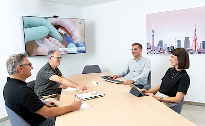 Mitarbeitende von Tokuyama Dental Deutschland im Meeting, zur Veranschaulichung der Tätigkeit als Vertriebsassistenz (m/w/d) bei Tokuyama