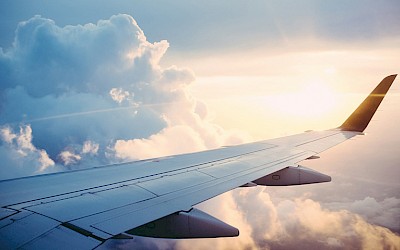 Tragfläche eines fliegenden Flugzeugs