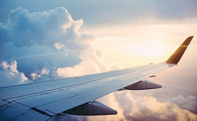 Tragfläche eines fliegenden Flugzeugs