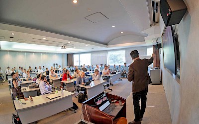 Präsentation eines Teilnehmers des Tokuyama Master Course 2026 vor Publikum
