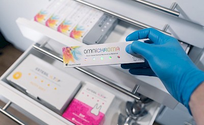 Hände, die das Produkt Omnichroma, in der Hand halten zur Veranschaulichung der Tätigkeit als Außendienstler (m/w/d) bei Tokuyama