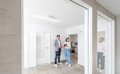 Drei Mitarbeiter von Tokuyama Dental im Gespräch